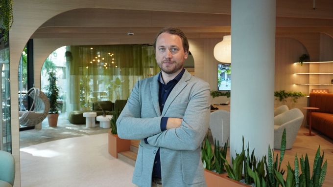 Objektivně jsme velmi bohatá země, bohatší než 80 procent zemí planety. Češi se ale rádi srovnávají s Německem, což je jedna z nejbohatších ekonomik světa, a pak si připadáme chudí.