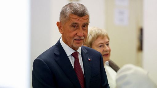 Předseda strany ANO Andrej Babiš stojí před volební místnosti během parlamentních voleb v Ostravě.