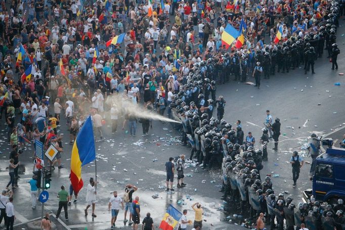 Rumunská policie zasahuje proti demonstrantům v Bukurešti.