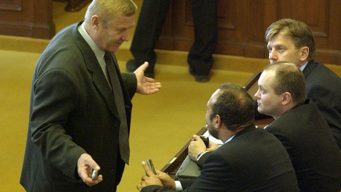 "Důležité zákony prosadíme třeba s marťany," prohlásil na podzim premiér Paroubek. Vidět pak ve sněmovne diskutující poslance KSČM a ČSSD nebylo ničím výjimečným.