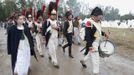 Participants in period costume prepare to re-enact the battle of Borodino during anniversary celebrations at the Borodino museum-reserve outside Moscow September 2, 2012. Russian President Vladimir Putin made a rousing call for unity among Russia's diverse ethnic and religious groups on Sunday as he led commemorations of a battle 200 years ago that led to the defeat of Napoleon Bonaparte. REUTERS/Sergei Karpukhin (RUSSIA - Tags: ANNIVERSARY POLITICS CONFLICT) Published: Zář. 2, 2012, 8:30 odp.