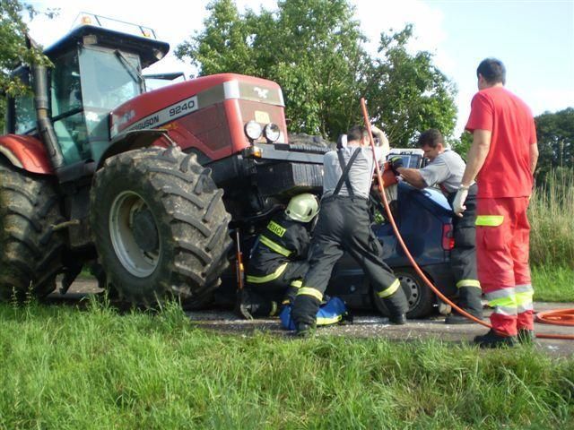 Traktor přejel škodovku