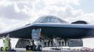 Údržbáři amerického letectva pracují se strategickým bombardérem B-2 Spirit po návratu z mise na základně RAF Fairford 13. března 2020 v anglickém hrabství Gloucestershir