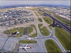 Všechna britská letiště musela okamžitě zavést přísná bezpečnostní opatření.
