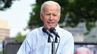 S kandidaturou do voleb 2020 Joe Biden dlouho váhal. Když ji v dubnu 2019 oficiálně oznámil, mělo demokratické pole kandidátů už bezmála dvacet členů. První předvolební shromáždění Biden uspořádal v květnu 2019 ve Filadelfii.