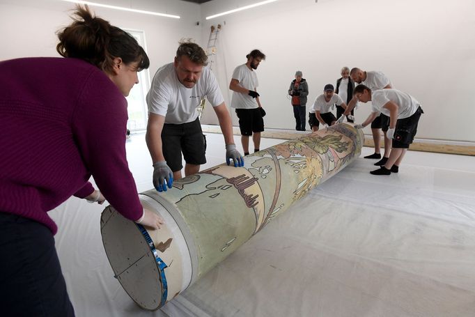 Snímek z instalace Muchova plátna, které vzniklo pro pavilon Bosny a Hercegoviny na světové výstavě v Paříži roku 1900, v pražském Museu Kampa.