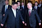 Putin pozval Kima na návštěvu do Ruska, vůdce KLDR přijal. Rozloučili se objetím