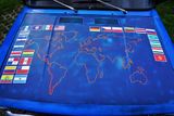 Na kapotu si nalepili mapu a vlajky, které státy mají v plánu během roku na cestách navštívit.