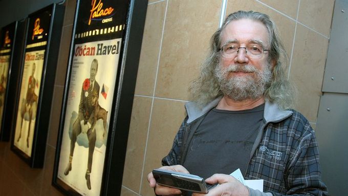 Písničkář Jaroslav Hutka na premiéře dokumentu Občan Havel.