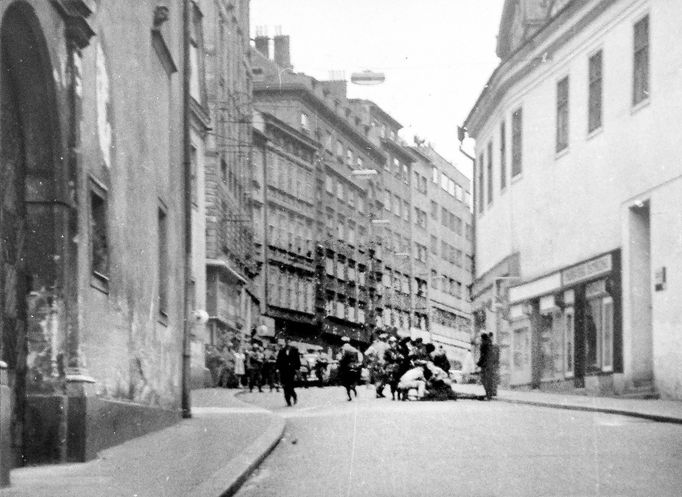 Fotoreprodukce dobového policejního vyšetřovacího spisu k srpnovým událostem v roce 1969.