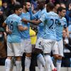Fotbalisté Manchesteru City se radují z gólu