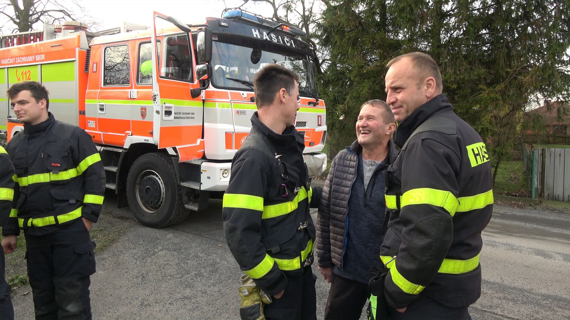Hasič Vlastimil Kremel z Novojičínska zasahoval během dvaceti let téměř u dvou tisíc výjezdů. Snímky ho zachycují při práci. Nyní je vážně nemocný a přátelé pro něj uspořádali sbírku, aby mu pomohli.