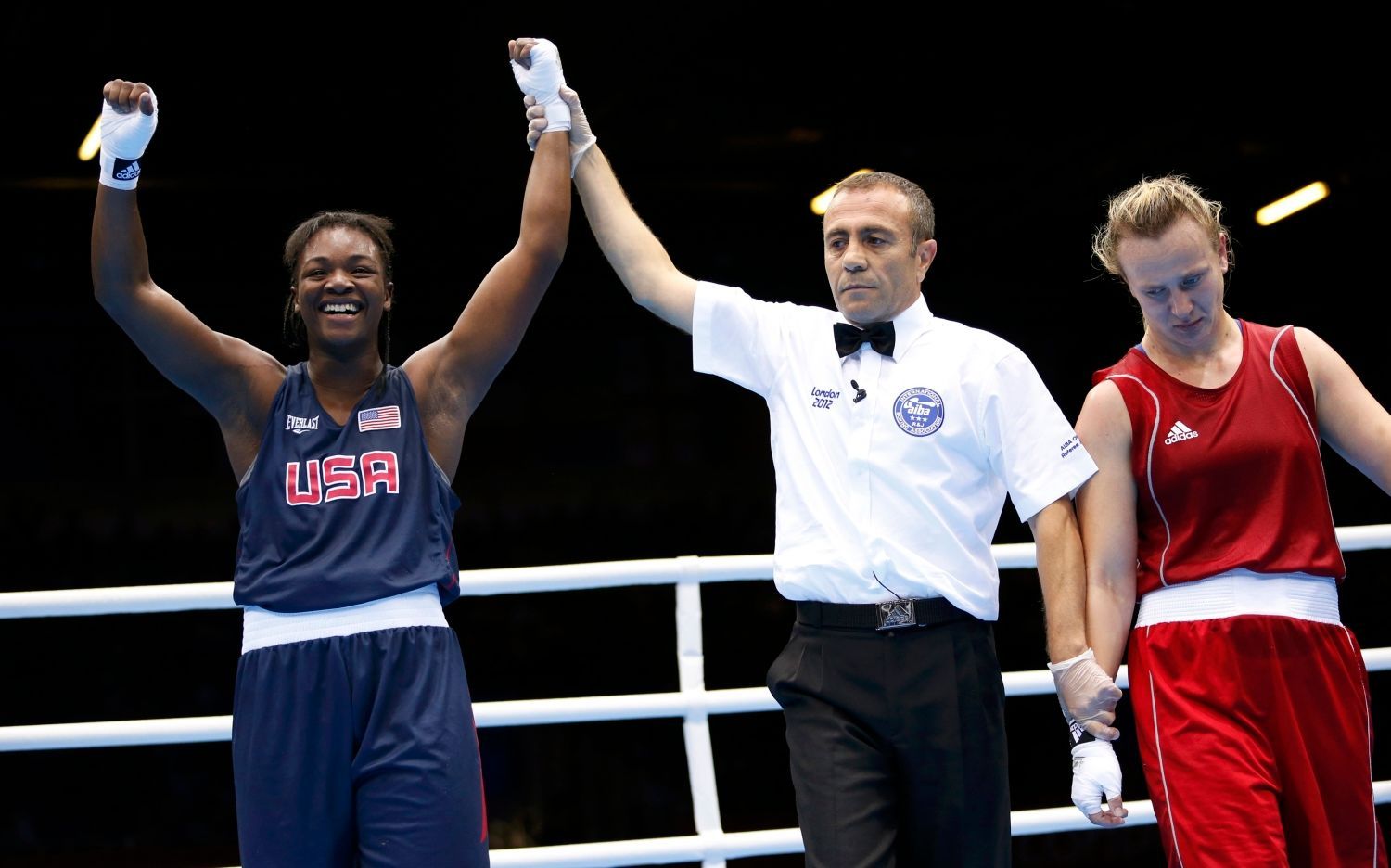 Americká boxerka Claressa Shieldsová (v modrém) zvítězila s Kazaškou Marinou Volnovovou v kategorii do 75 kg na OH 2012 v Londýně.