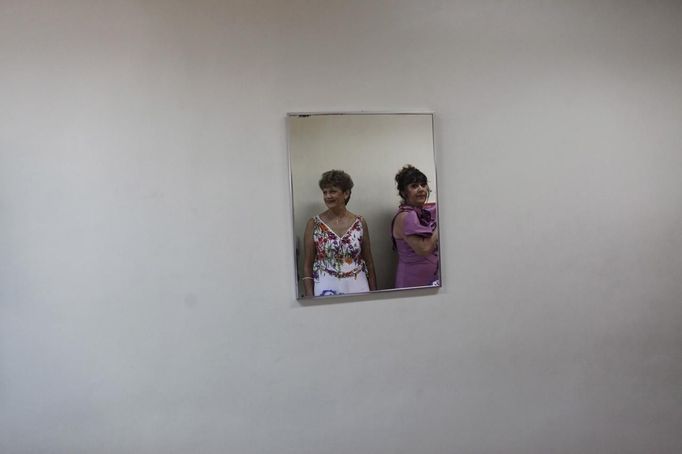 Contestants are reflected in a mirror as they wait backstage during a beauty contest for elderly women in honour of Mother's Day, in Sao Paulo May 10, 2012. The event was held to promote greater self-esteem among senior citizens, according to organizer Nilton Guedes. REUTERS/Nacho Doce (BRAZIL - Tags: SOCIETY) Published: Kvě. 11, 2012, 3:36 dop.