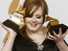 2009: Adele s gramofonky pro nového umělce a za nejlepší popové album (za debutovou desku Chasing Pavements)