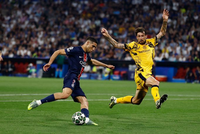 Achraf Hakimi se snaží dostat míč přes Francesca Acerbiho