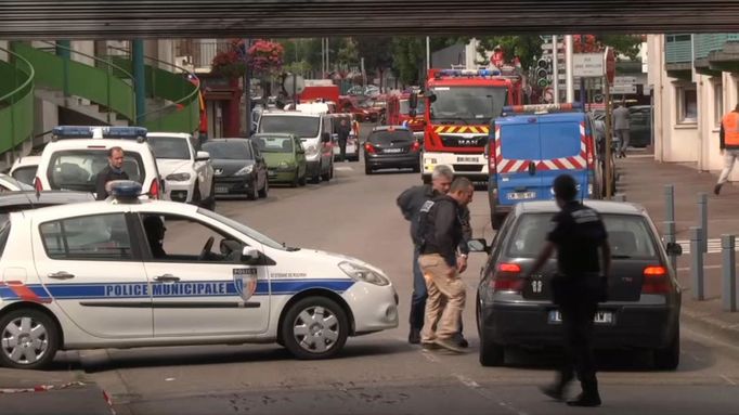 Policie okolí kostela, kde ozbrojenci zavraždili kněze, uzavřela.