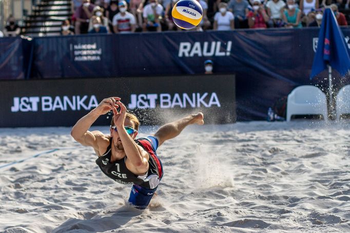 Ondřej Perušič ve finále turnaje v plážovém volejbale v Ostravě 2021