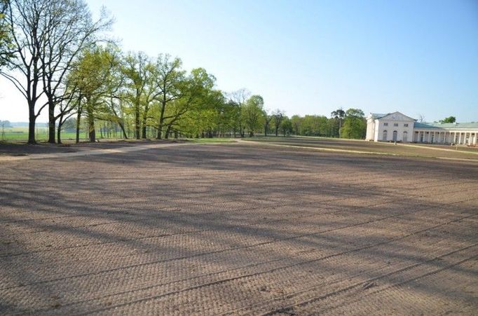 Nově rekonstruovaný přírodně historický park z konce 18. století založený podle projektu J.N. Jacquina. Doprovodné akce Odborný výklad autorů rekonstrukce parku bude v sobotu od 10 do 15 hodin. Text byl převzat ze stránek www.vikendotevrenychzahrad.cz  Více informací o uvedené zahradě můžete naleznout ZDE .