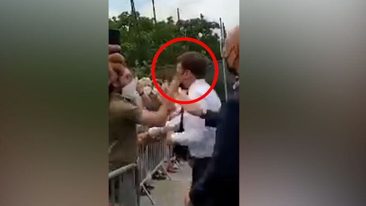 Video: Potřásl rukou, pak rychle udeřil. Macron dostal od muže v davu facku; Zdroj foto: Twitter/AlexpLille