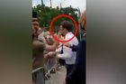 Video: Potřásl rukou, pak rychle udeřil. Macron dostal od muže v davu facku