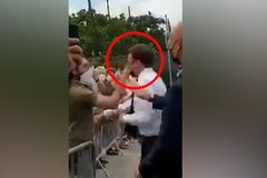 Byl to instinkt, říká muž, který dal facku Macronovi. Dostal čtyři měsíce vězení