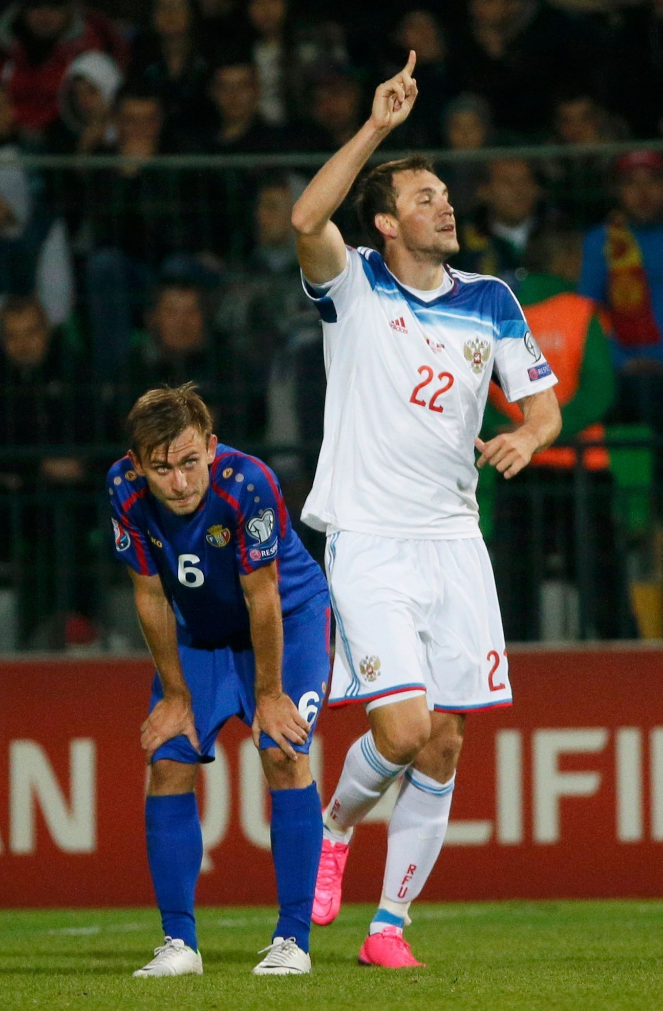 Artěm Džuba z Ruska v kvalifikaci na Euro 2016