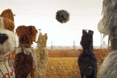 Režisér Wes Anderson představil nový animák Isle of Dogs. Štěk v něm mají Swintonová i Murray