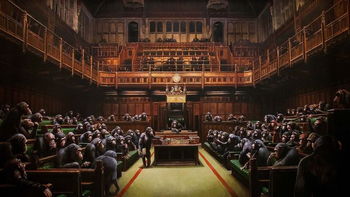 Banksyho malba Devolved Parliament (Parlament zbavený moci) z roku 2009.