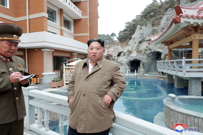 Kim Čong-un na inspekci výstavby města Jangtok.