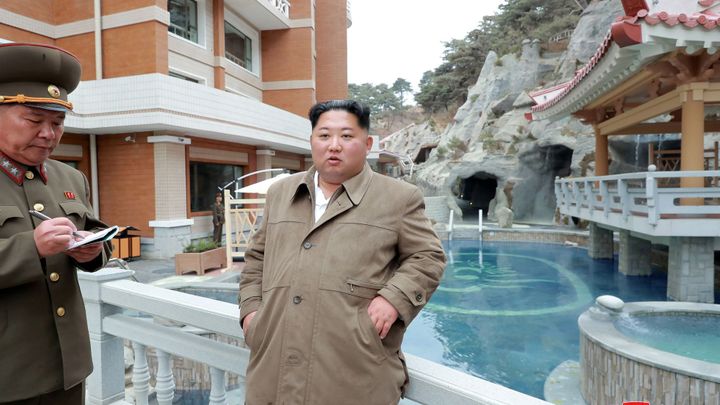Konec spekulací. Kim se po 20 dnech objevil na veřejnosti, otevřel továrnu na hnojiva