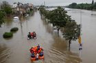 Francie evakuuje 20 000 lidí. Počet obětí povodní v Evropě stoupá
