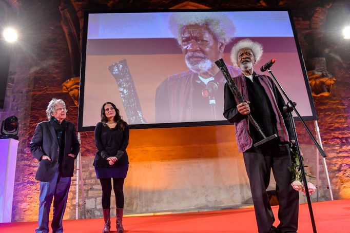 Prezident festivalu Michael March, Larissa Vergou, dcera Spirose Vergose, po němž je pojmenovaná Cena Spirose Vergose, a Wole Soyinka.