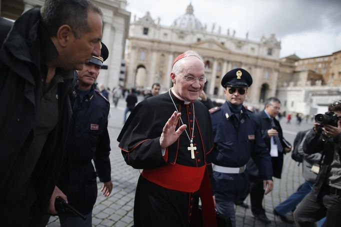 Cardinal Marc Ouellet of Canada walks through Saint Peter's Square as he leaves at the end of a meeting in the Synod Hall at the Vatican March 11, 2013. Roman Catholic Cardinals will begin their conclave inside the Sistine Chapel on Tuesday to elect a new pope. REUTERS/Tony Gentile (VATICAN - Tags: RELIGION) Published: Bře. 11, 2013, 1:07 odp.