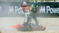 Randy de Puniet (vpravo) a Dani Pedrosa na sebe hledí po pádu na začátku závodu MotoGP v Misanu.
