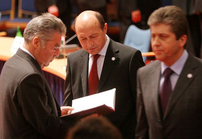 Rakouský prezident Heinz Fischer mluví s Trakánem Basescu z Rumunska, kolem prochází Bulhar Georgi Parvanov.