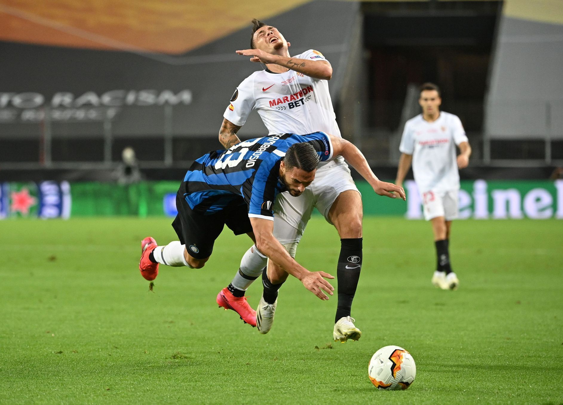 Danilo D'Ambrosio a Lucas Ocampos ve finále EL Sevilla - Inter Milán