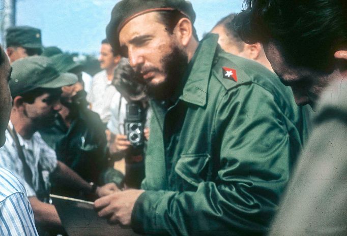 Fotografie kubánského vůdce Fidela Castra v Havaně v roce 1960. Kolorováno