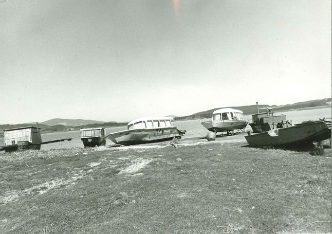 Fotografie ukazuje výstavbu vodní nádrže a elektrárny Lipno, významného díla z roku 1959, které dodává energii a poskytuje rekreační možnosti.