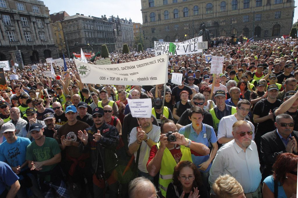 Demonstrace - policisté a zdravotníci