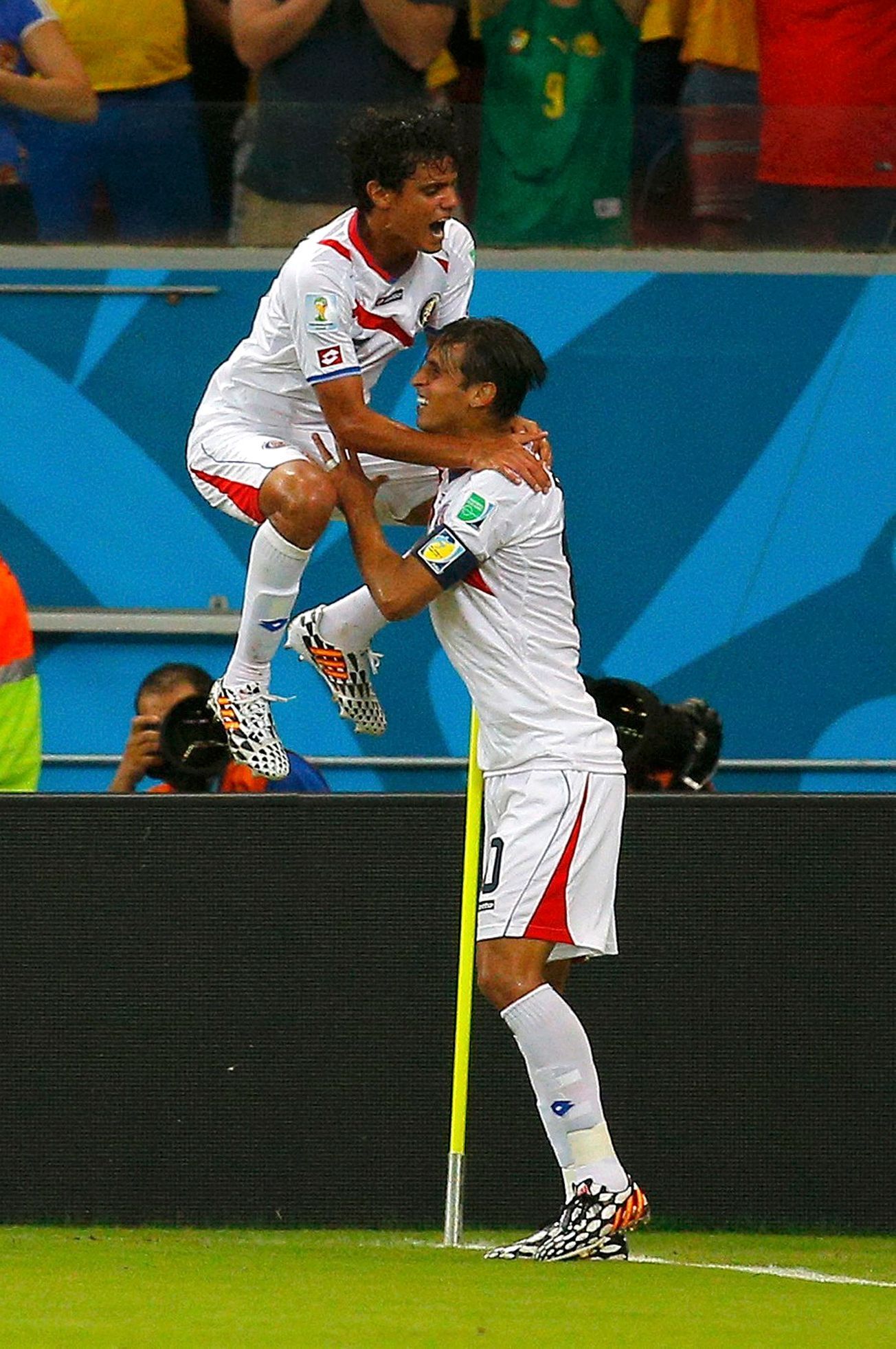 MS 2014, Kostarika-Řecko: Bryan Ruiz (vpravo) slaví gól