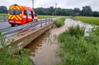 Jednou z nejvíce zasažených oblastí jsou východní Čechy. Stav ohrožení platil přes víkend například na říčce Novohradka v obci Luže na Chrudimsku, kde přesáhla hranici 3. povodňového stupně.