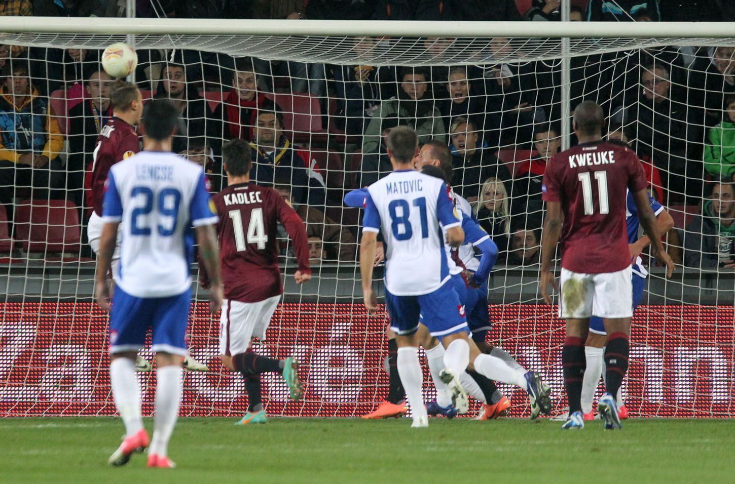 Fotbalisté Sparty Praha proti Kirjatu Šmoně v utkání Evropské ligy 2012/13.