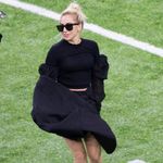 Lady Gaga se před vystoupením na Super Bowelu prošla na rugbyovém hřišti v černém outfitu.