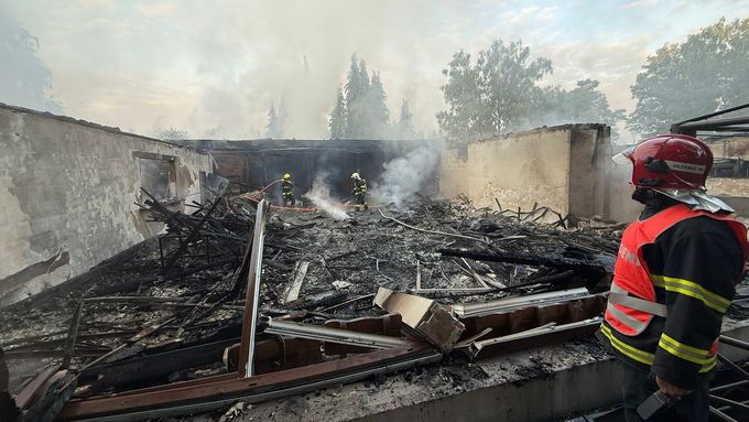 U Máchova jezera vyhořela v noci na středu oblíbená restaurace Bílý Kámen, oheň budovu zničil.