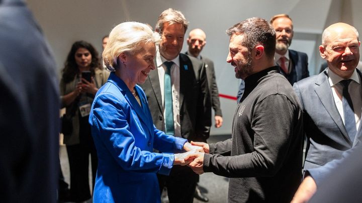 Zelenskyj nečekaně dorazil do Berlína. Von der Leyenová ho projevem dohnala k slzám