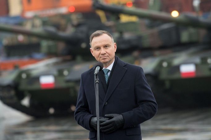 Polský prezident Andrzej Duda vítá na letišti dodávku zbraní z Jižní Koreje.