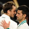 Daniil Medveděv a Novak Djokovič po finále Australian Open 2021