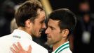 Daniil Medveděv a Novak Djokovič po finále Australian Open 2021