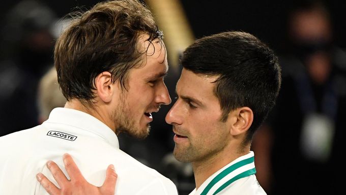 Daniil Medveděv a Novak Djokovič. Nejlepší tenisté současnosti si to rozdají i na Davis Cupu.